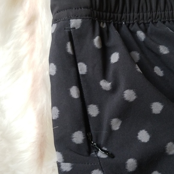 Lululemon 4 inch Reversible shorts - Picture 7 of 8